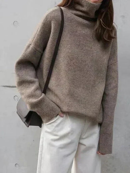 Pull à col roulé mélange cachemire à silhouette minimaliste, coloris taupe