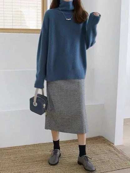Pull à col roulé mélange cachemire à silhouette minimaliste, coloris taupe