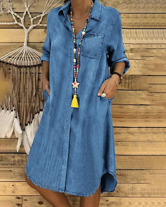 SL | Robe midi en jean avec manches retroussées et une poche sur la poitrine.