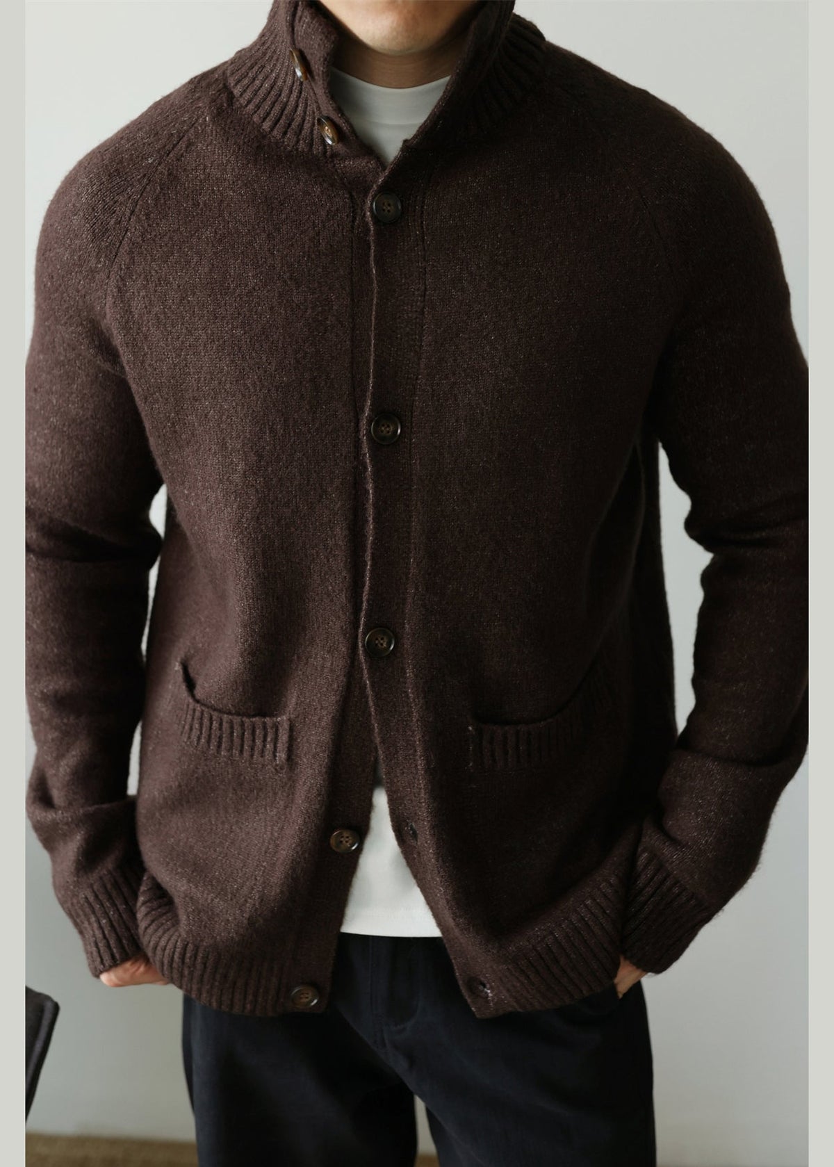 Cardigan en coton confortable marron café avec poches et col Claudine