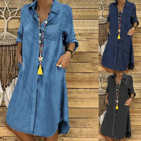 SL | Robe midi en jean avec manches retroussées et une poche sur la poitrine.