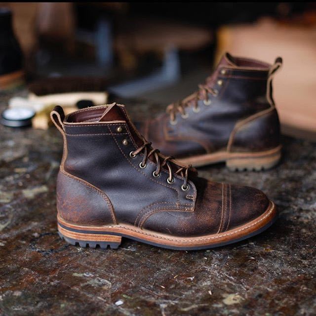 Bottes orthopédiques d'inspiration vintage