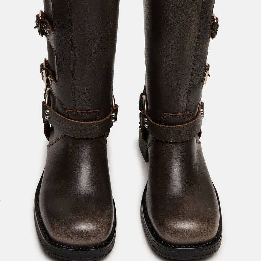 Bottes orthopédiques gracieuses pour un look moderne