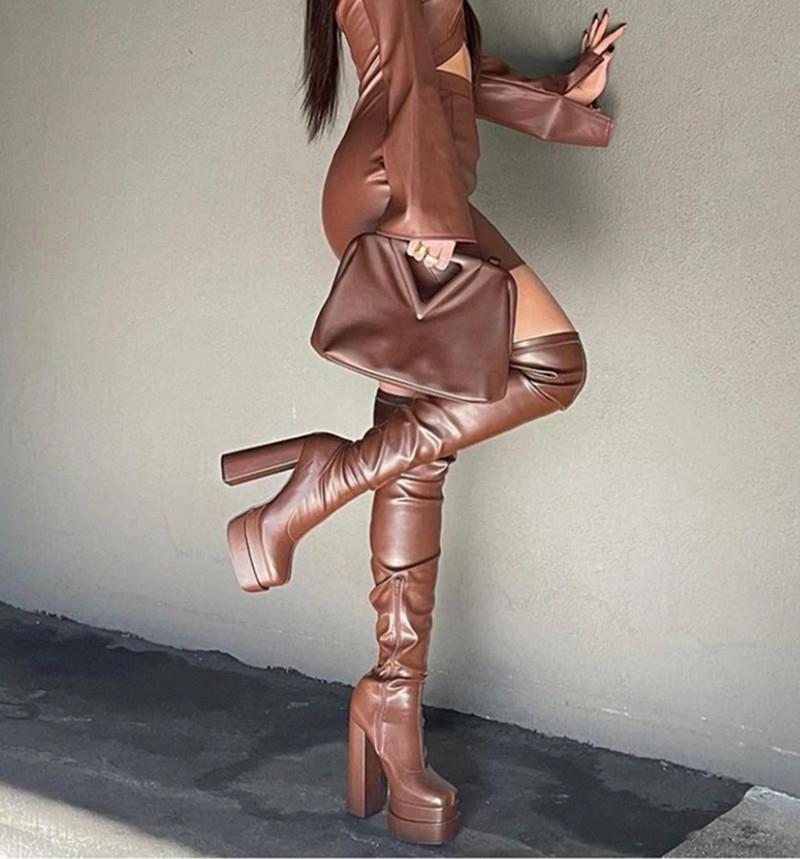 Bottes orthopédiques gracieuses pour un look moderne