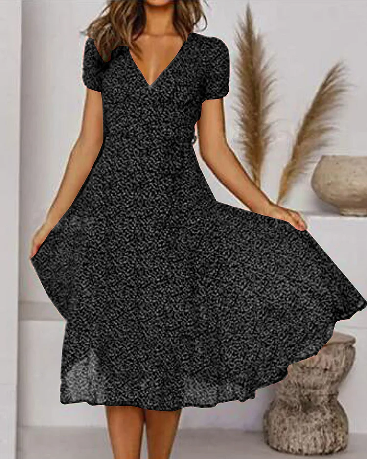 SL | Robe imprimée en mousseline de soie avec manches courtes et décolleté en V