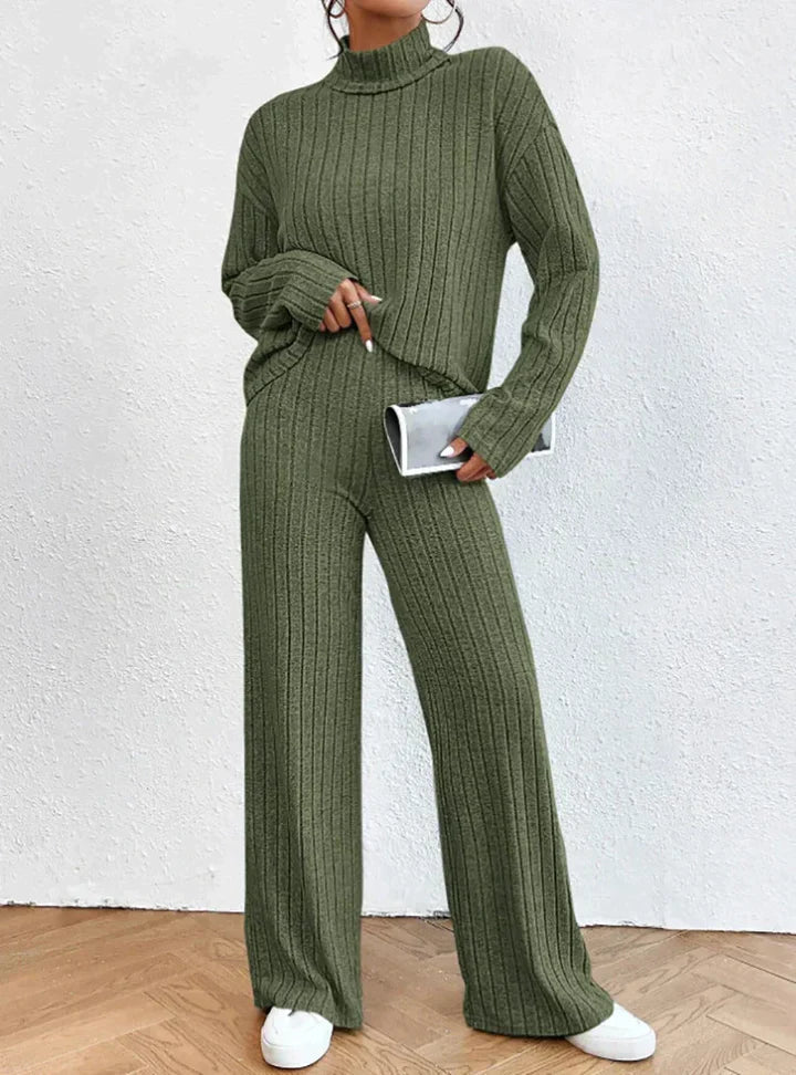 EP | Pantalon tricoté et pull à col roulé