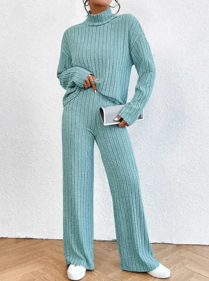 EP | Pantalon tricoté et pull à col roulé
