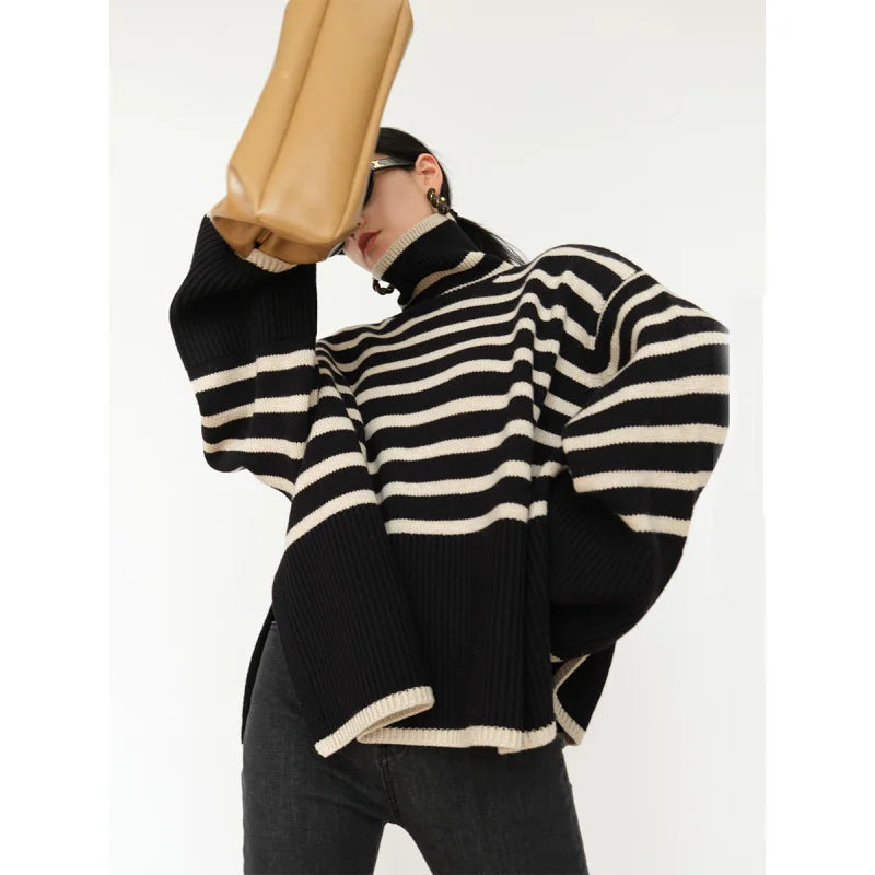 Pull à col roulé en coton à rayures diagonales marquées et ourlet asymétrique