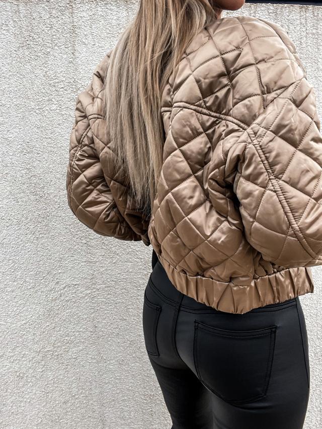 Veste au design réfléchi