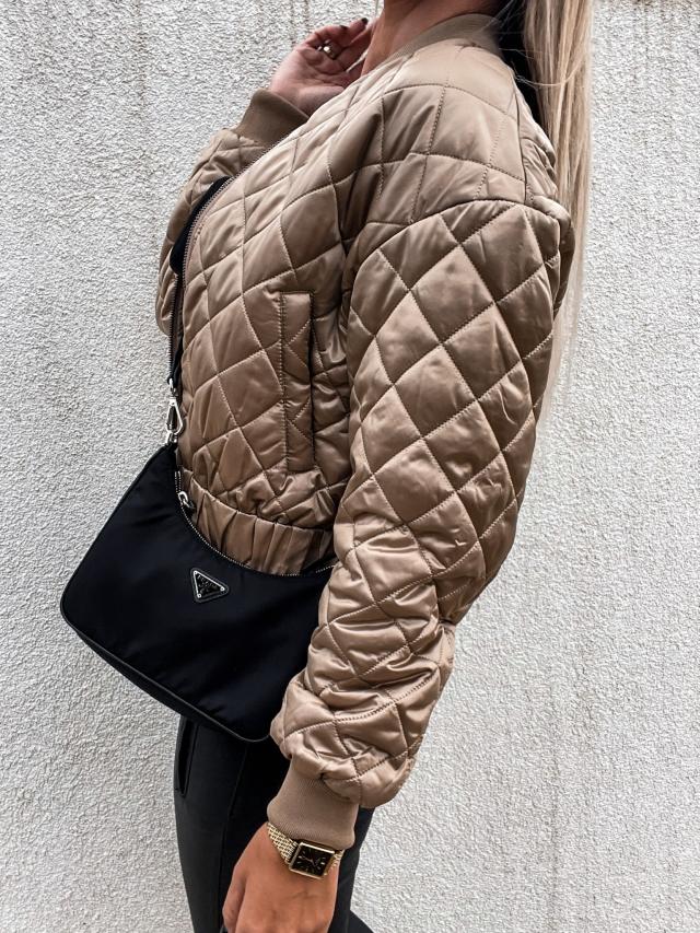 Veste au design réfléchi