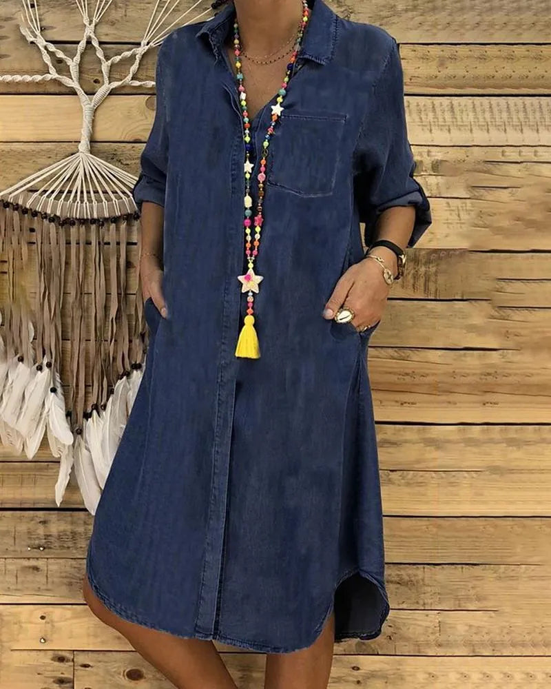 SL | Robe midi en jean avec manches retroussées et une poche sur la poitrine.